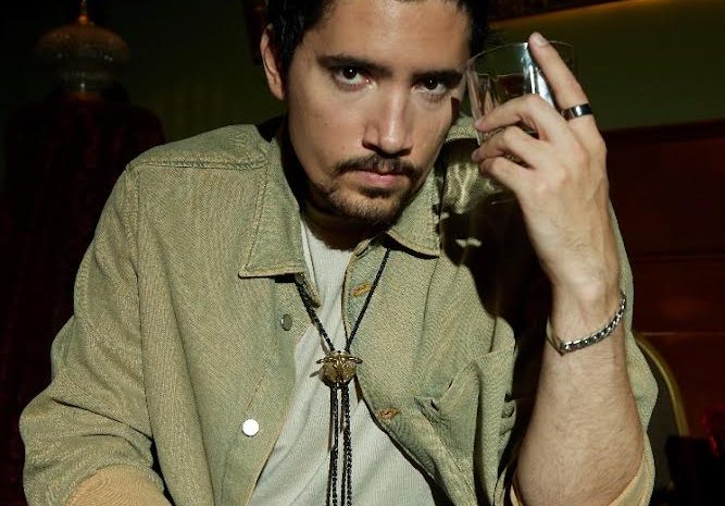 Alex Fernández Reabre Heridas con Su Nuevo Álbum: ‘Estoy a Un Trago Más’