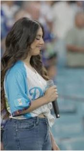  El himno de EE. UU. en el Dodger Stadium, cantado por Fabiola Roudha