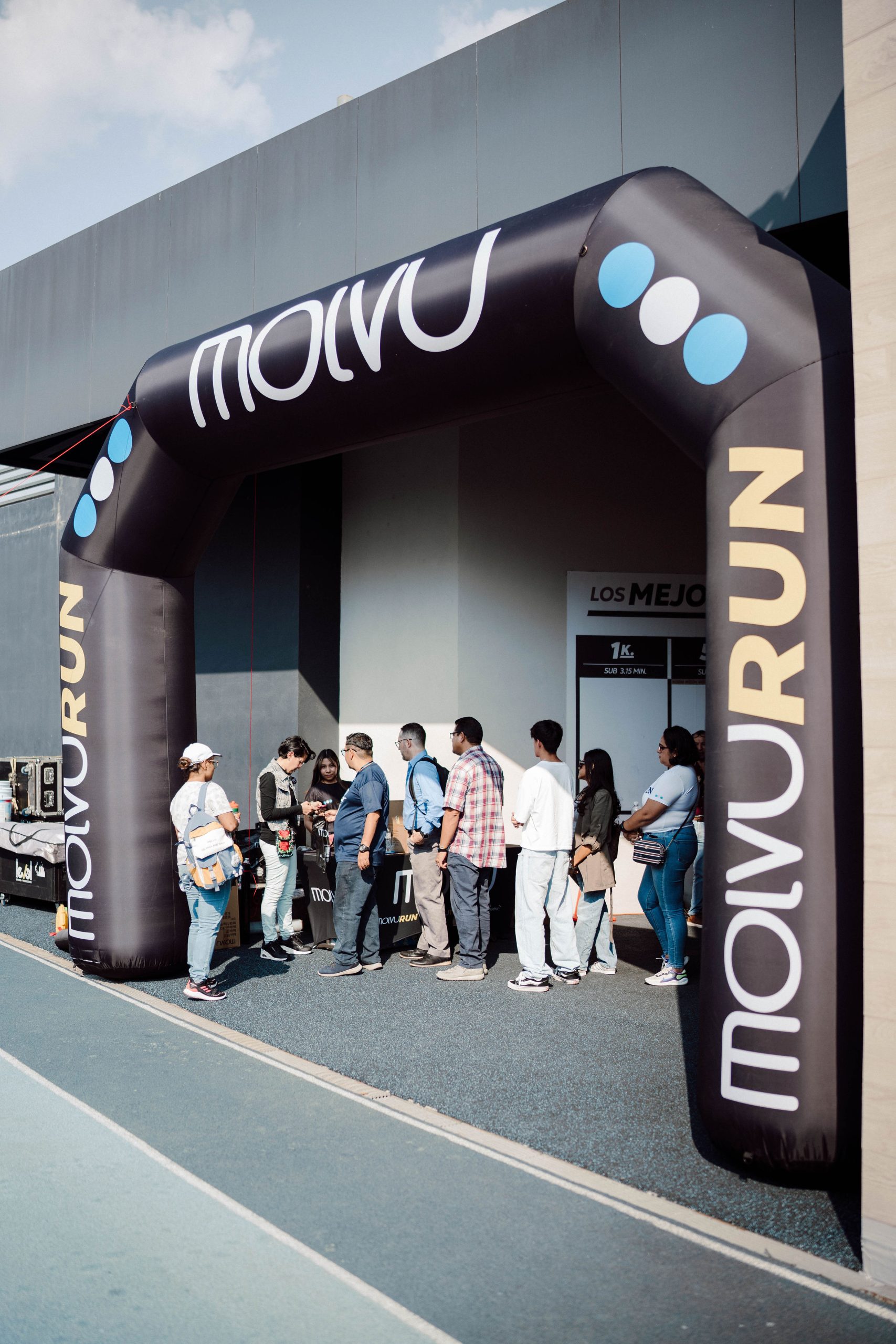 MOLVU revoluciona la tecnología guatemalteca con el lanzamiento del smartwatch T8