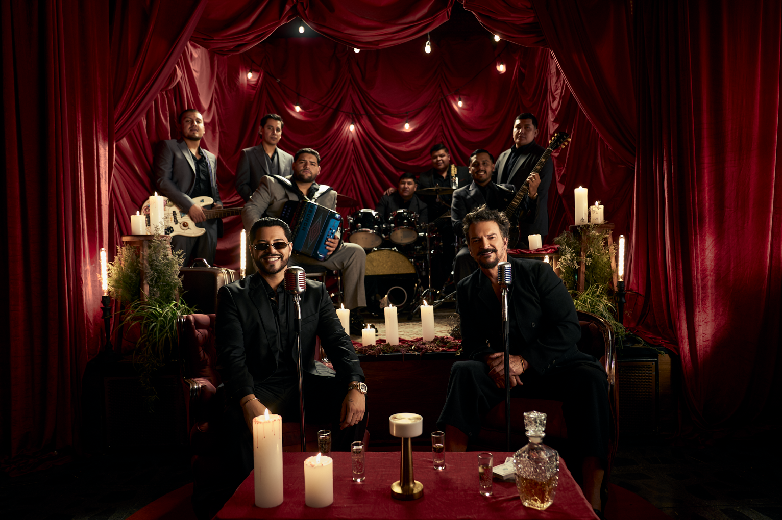 Ricardo Arjona y Grupo Firme unen sus estilos en “Amor Factura”
